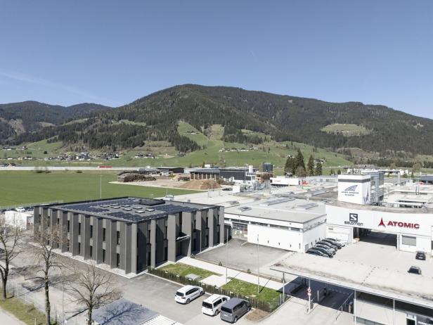 Der neue Office-Hub für Atomic und Amer Sports in Altenmarkt (Salzburg) grenzt direkt an die Produktionsstätte des Schiherstellers. 