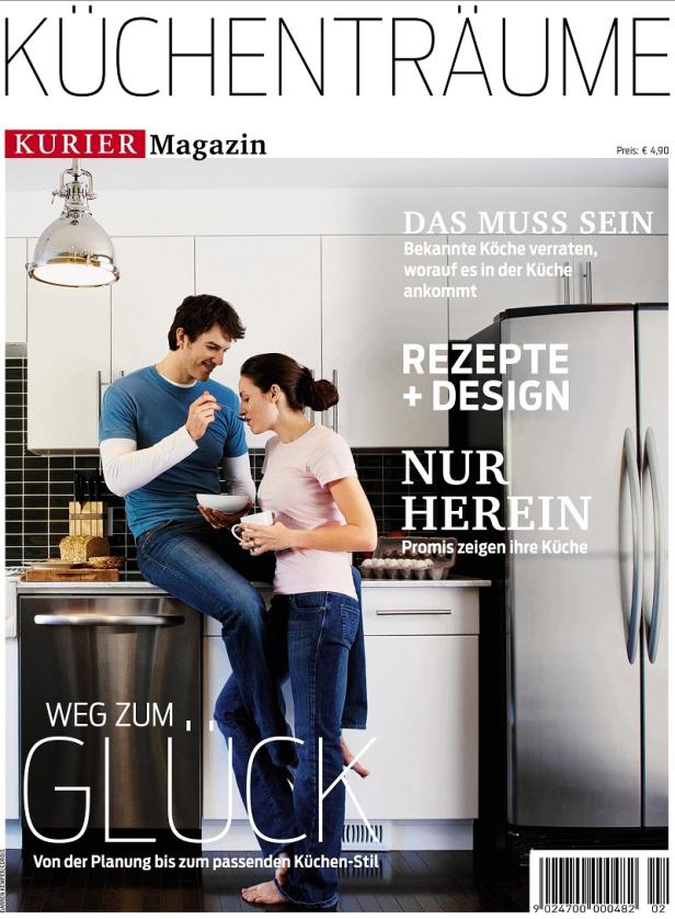 Ein Paar teilt sich eine Mahlzeit in einer modernen Küche auf dem Cover des KURIER Magazins.