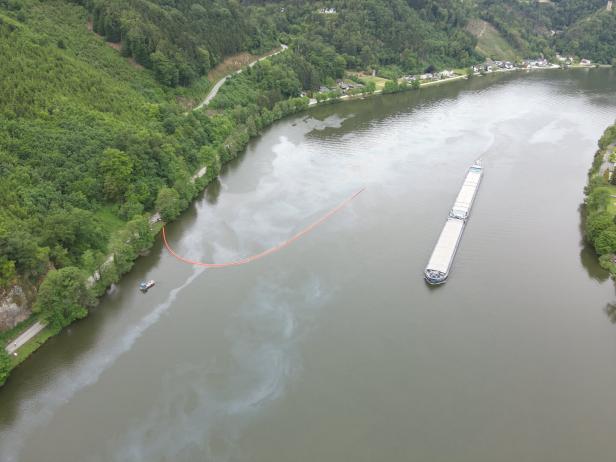 Massiver Ölsee treibt auf der Donau 