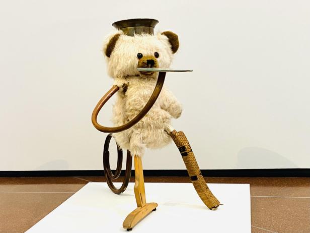 Eine skurrile Skulptur aus Plüschtier, Holz, Metall und Alltagsgegenständen thematisiert in der Ausstellung Animalia die Verschmelzung von Tierdarstellung und menschlicher Projektion.