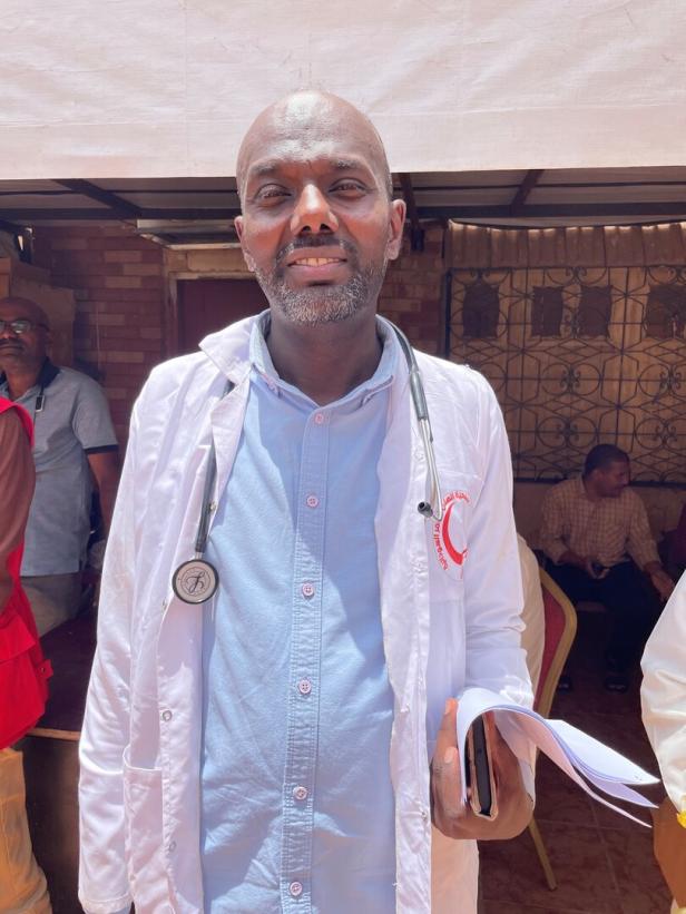 Majdi Abdgefar ist Rot-Kreuz-Arzt in Atbara.