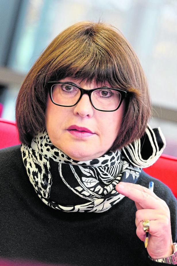 Margaretha Kopeinig diskutiert mit Schülern des Sportgymnasium Maria Enzersdorf zum Thema "DEMOKRATIE"