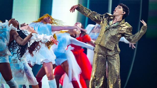 JJ eröffnet das Finale des Eurovision Song Contest 2026 in Wien mit Tänzern in auffälligen Kostümen und einer dynamischen Choreografie.