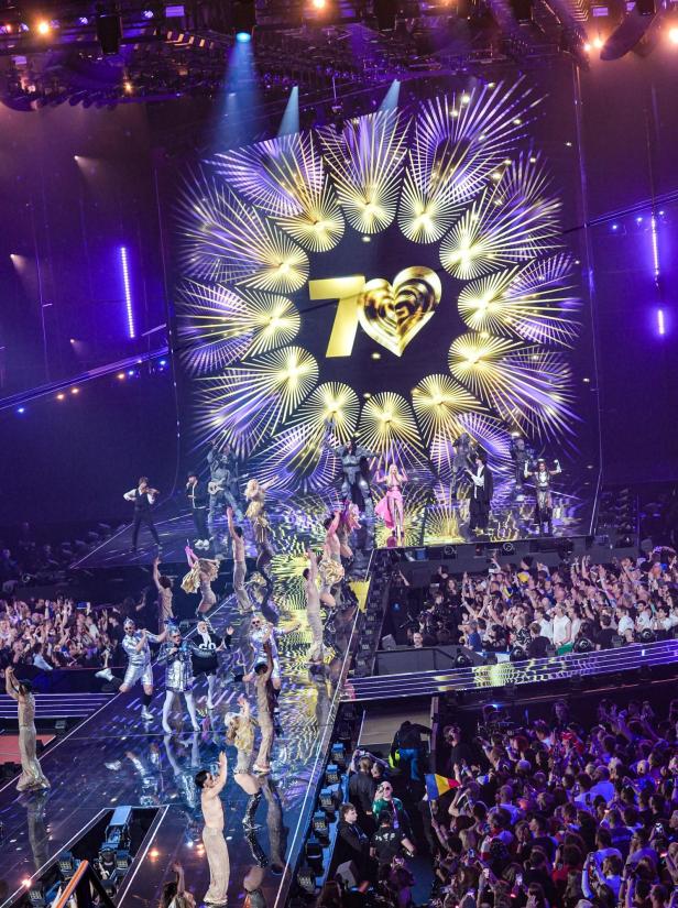 Auf der Bühne wird zu 70 Jahre ESC getanzt