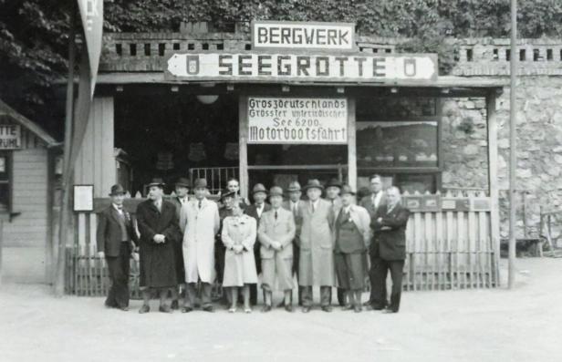 Eine Gruppe von Menschen steht vor dem Eingang zum "Bergwerk Seegrotte".