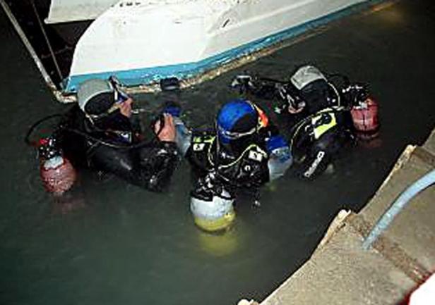 BOOTSUNFALL IN SEEGROTTE HINTERBRUEHL