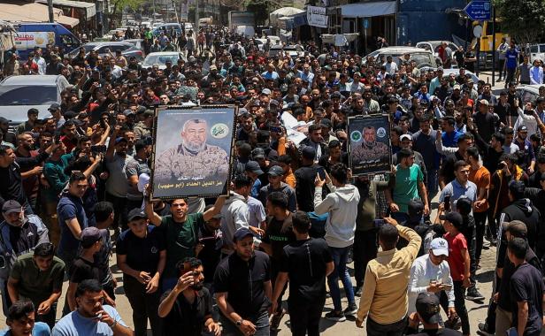 Palästinenser tragen das Bild des getöteten Hamas-Chefs auf den Straßen von Gaza-Stadt.