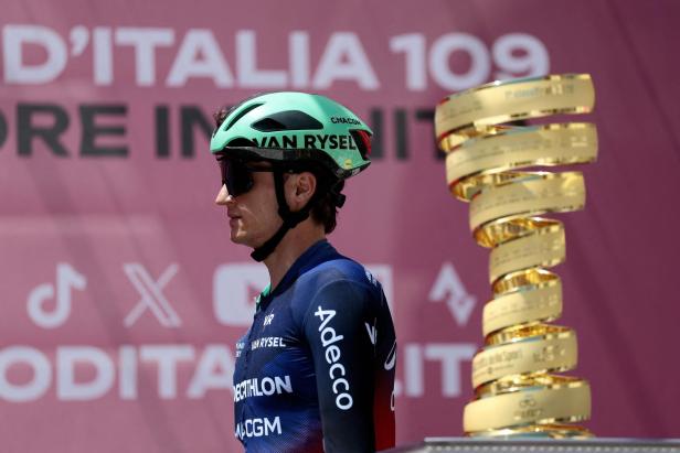 Felix Gall mit der Giro-Trophäe