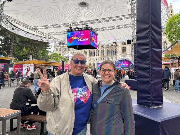 Zwei Frauen posieren vor dem Wiener Rathaus im Eurovision Village.