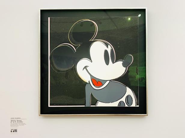 Gerahmtes Kunstwerk von Andy Warhol zeigt Mickey Mouse auf dunklem Grund.