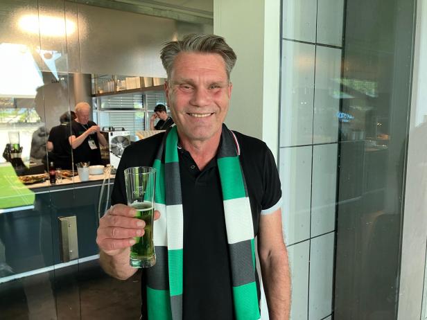 Präsident Hannes Rauch mit dem grünen Wacker-Meisterbier