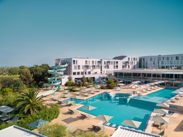 Pool vor einem Hotel 