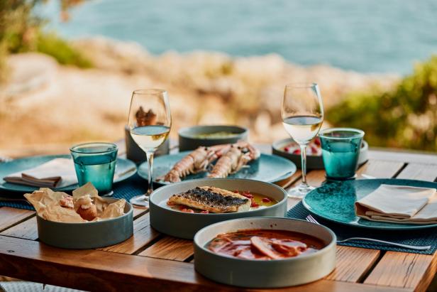 Ein schön gedeckter Tisch am Meer 