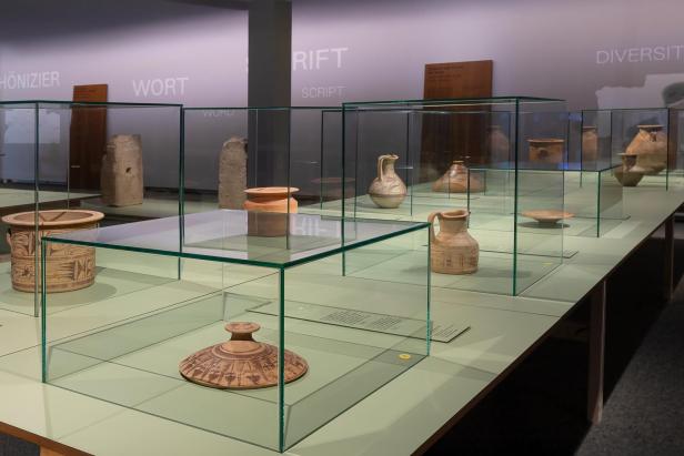 Vitrinen mit antiker iberischer Keramik und Gefäßen in einer modernen Museumsausstellung.