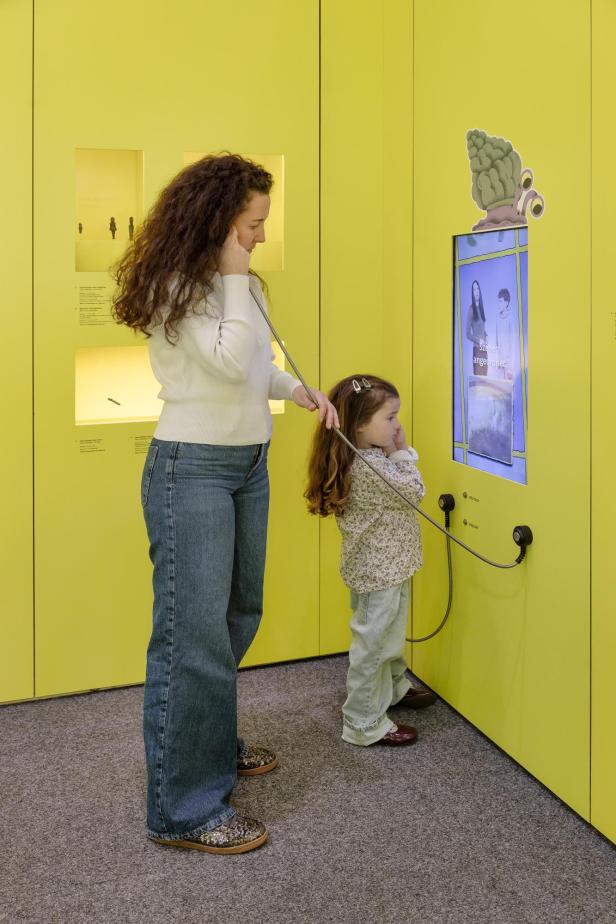 Mutter und Tochter in einem Museum 