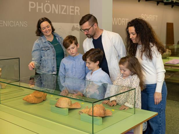 Eine Familie im Museum 