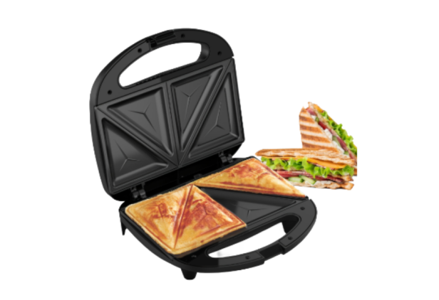 Ein geöffneter Sandwich-Maker mit zwei getoasteten Sandwiches und belegten Sandwiches daneben.