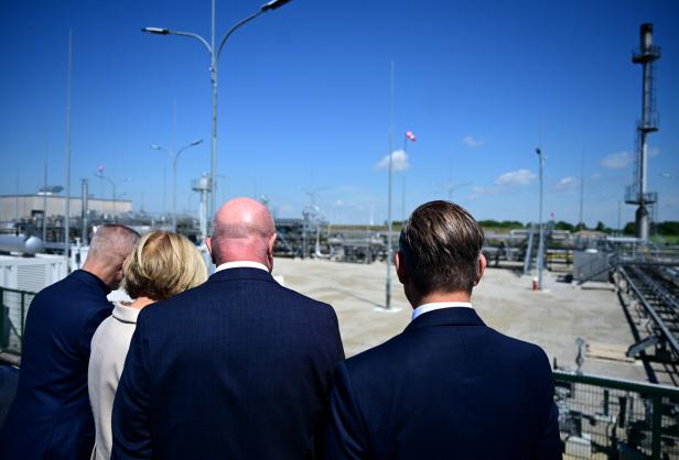 Stern, Mikl-Leitner, Stocker und Hattmannsdorfer begutachten die Anlagen des OMV-Gasfelds Wittau.