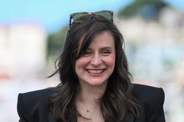 Lachende Sandra Wollner.