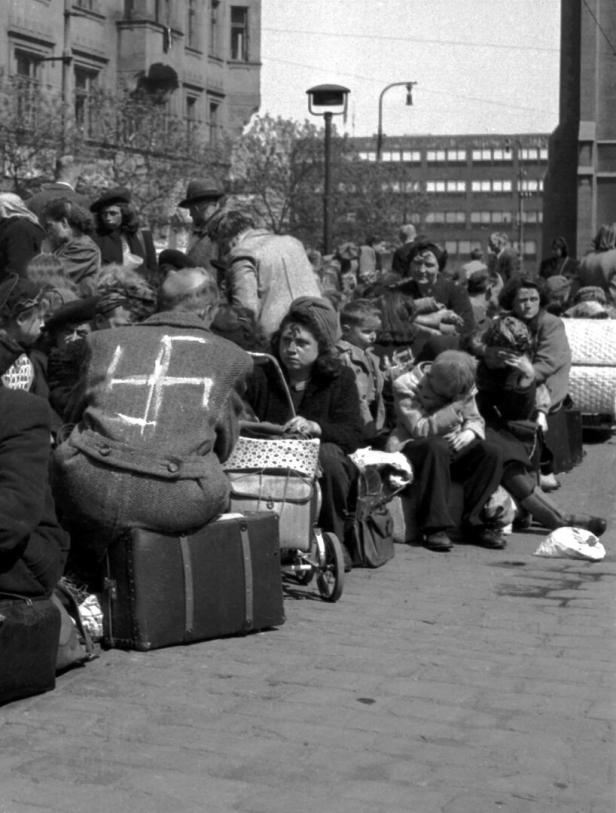 Sudetendeutsche, mit einem Hakenkreuz beschmiert, warten 1945 in Prag auf ihre Deportation. Rund drei Millionen Menschen wurden   vertrieben. 
