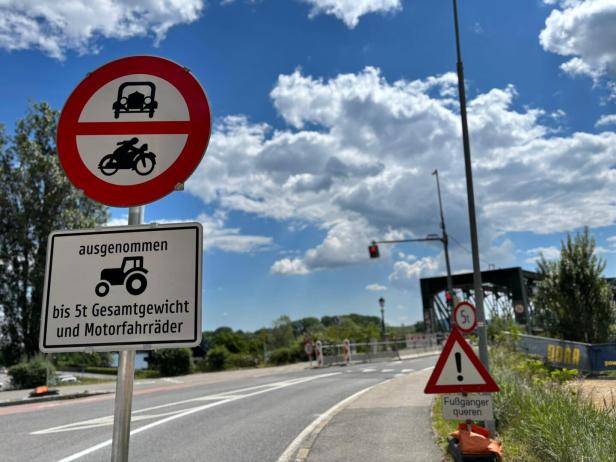 Verkehrsschilder verbieten Autos und Motorräder, ausgenommen Traktoren bis 5 Tonnen und Motorfahräder, mit Hinweis auf querende Fußgänger.