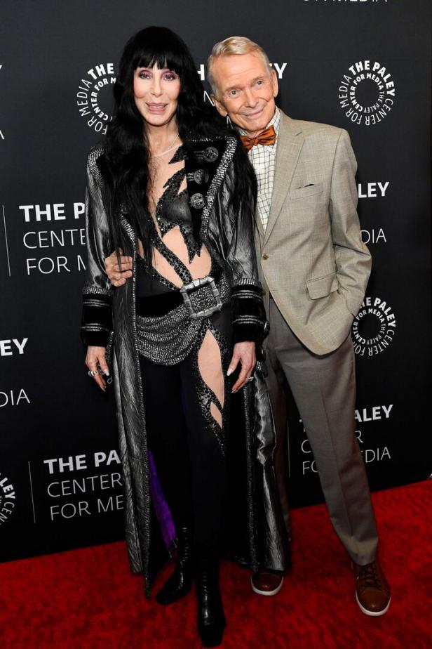 Cher und Designer Bock Mackie posieren gemeinsam am Red Carpet