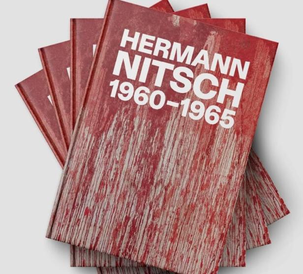 Fünf rote Bücher mit der Aufschrift „Hermann Nitsch 1960–1965“ liegen übereinander.
