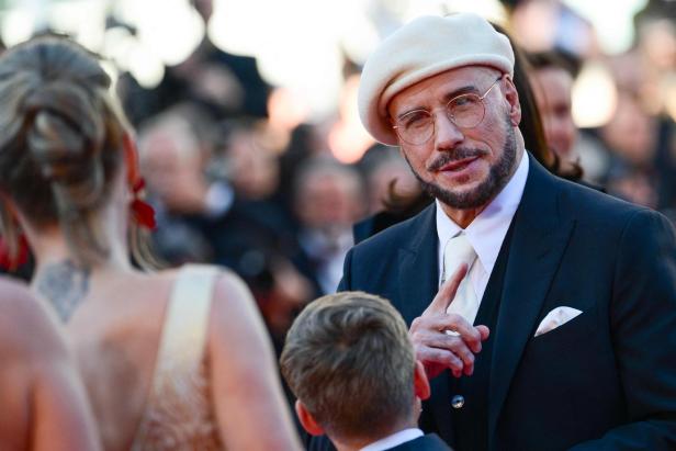 John Travolta mit weißer Baskenmütze in Cannes