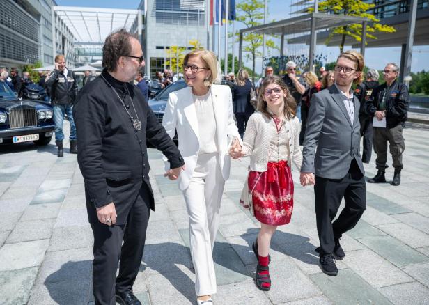 Auf dem Weg zur Ehrenzeichenverleihung.