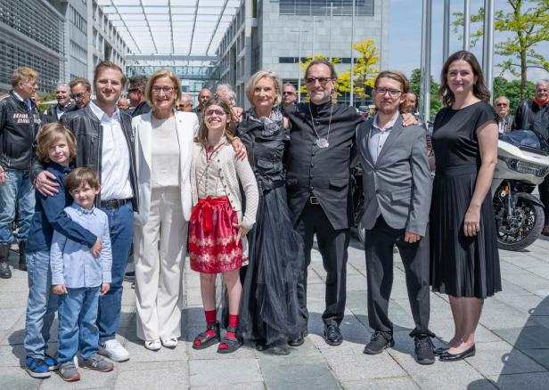 Die Familie Fischer vor dem Landhaus St. Pölten.