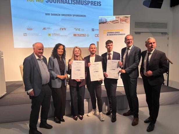 Gruppenfoto mit den drei Preisträgern des NÖ Journalismuspreises und mehreren Gratulanten.