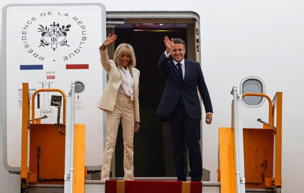 TOPSHOT-VIETNAM-FRANCE-DIPLOMACY