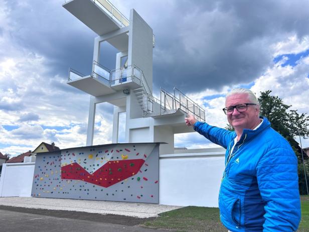 SPÖ-Vizebürgermeister Peter Spicker zeigt die neue Boulderwand unter dem Sprungturm.