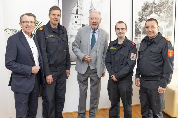 Blaulicht-Stadtrat Franz Piribauer, Feuerwehrkommandant Christian Pfeiffer, Bürgermeister Klaus Schneeberger, der neue Mitarbeiter Christian Wagner und Kommandant-Stellvertreter Norbert Schmidtberger.