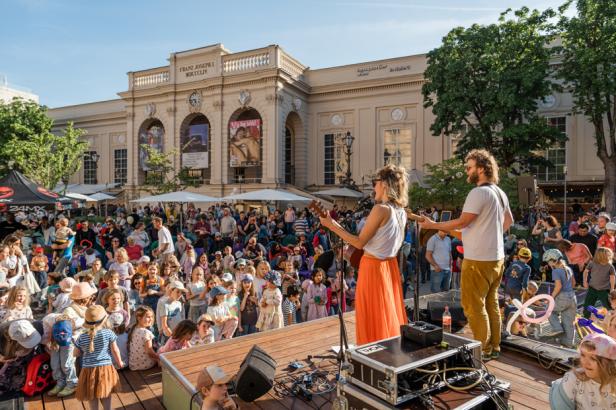 Bühne mit Musiker:innen im MQ Wien 