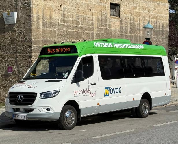 Ein Bus vor einer Mauer