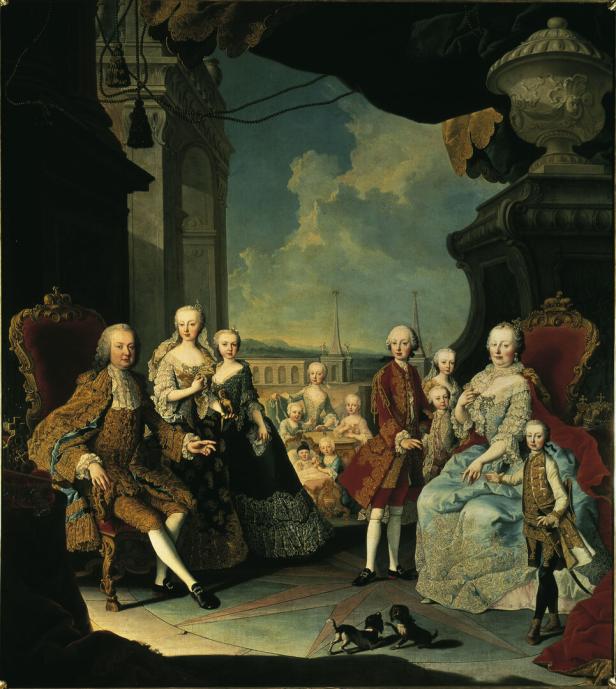 Ein Gemälde zeigt eine königliche Familie mit vielen Kindern in prächtigen Gewändern vor einem Schloss und Hunden.