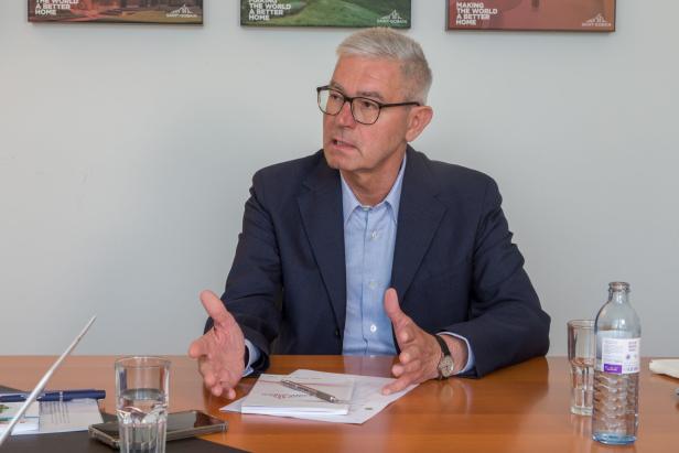 Saint-Gobain Austria CEO Peter Giffinger kritisiert die heimische Politik.