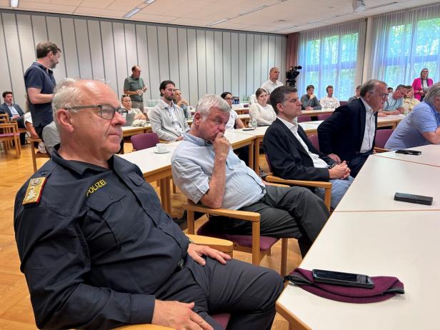 Bernhard Treibenreif, Günther Marek, Bernhard Neuhold, Hans Niessl u.a. beim Sicherheitsbriefing des ÖFB im Hauptquartier der Cobra.