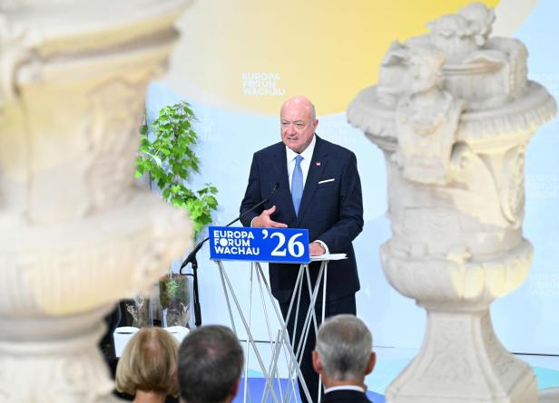 Christian Stocker spricht am Rednerpult des Europa Forum Wachau '26 vor Publikum.