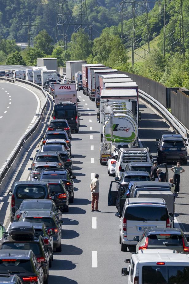 Reiseverkehr auf der Autobahn A2 vor dem Gotthardtunnel.