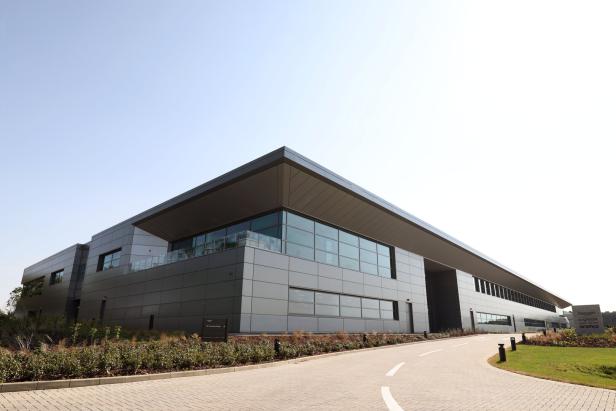 Außenansicht der Fabrik von Aston Martin in Silverstone.