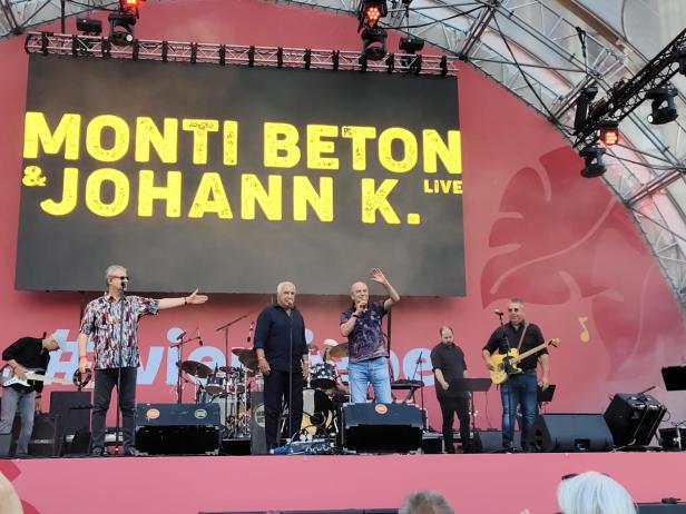 Die Band Monti Beton & Johann K. tritt beim Wienliebe Festival auf der Bühne am Rathausplatz auf.