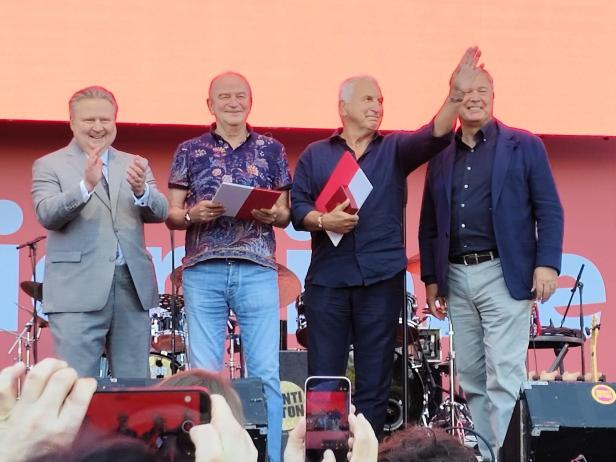 Herbert Prohaska und Hans Krankl werden von Michael Ludwig und Walter Ruck auf der Bühne am Rathausplatz für ihre Verdienste um Wien geehrt.