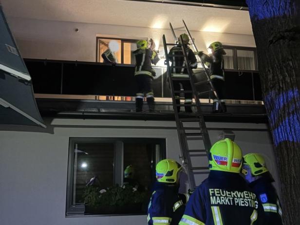 Die Feuerwehr rettet Bewohner vom Balkon.