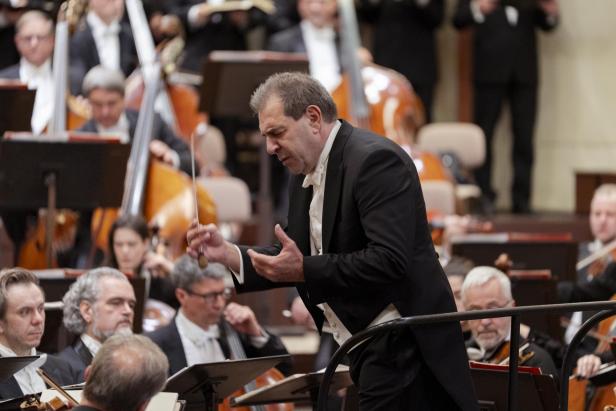 Daniele Gatti dirigiert