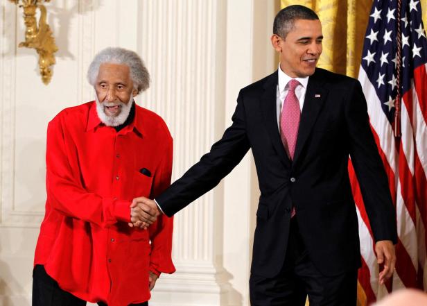 Barack Obama schüttelt Sonny Rollins die Hand.