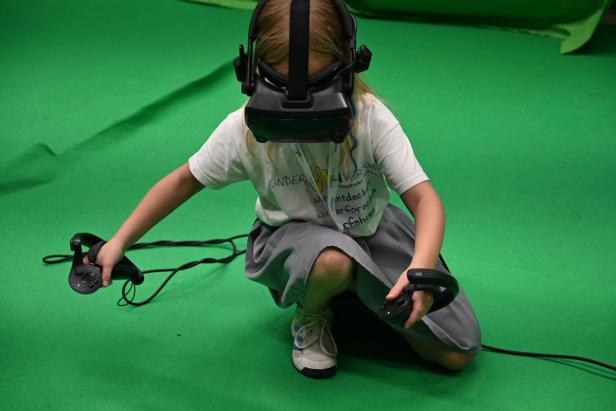 Kind mit VR-Brille