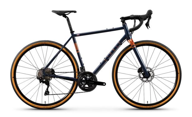 Dunkelblaues Gravelbike mit orangefarbenen Akzenten, Rennlenker und breiten Reifen mit brauner Seitenwand.