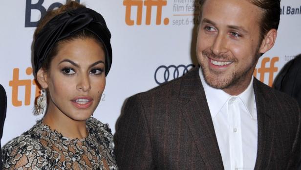 Eva Mendes und Ryan Gosling posieren auf dem Toronto International Film Festival.